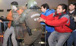 Incidentes, lanzaaguas y 15 detenidos en protesta contra Hidroaysén 